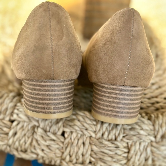 Ann Marino Tan Embellished Flats - Picture 4 of 6